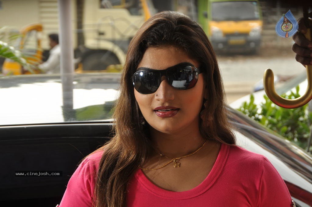 Sokkali Tamil Movie Hot Stills - 68 / 86 photos