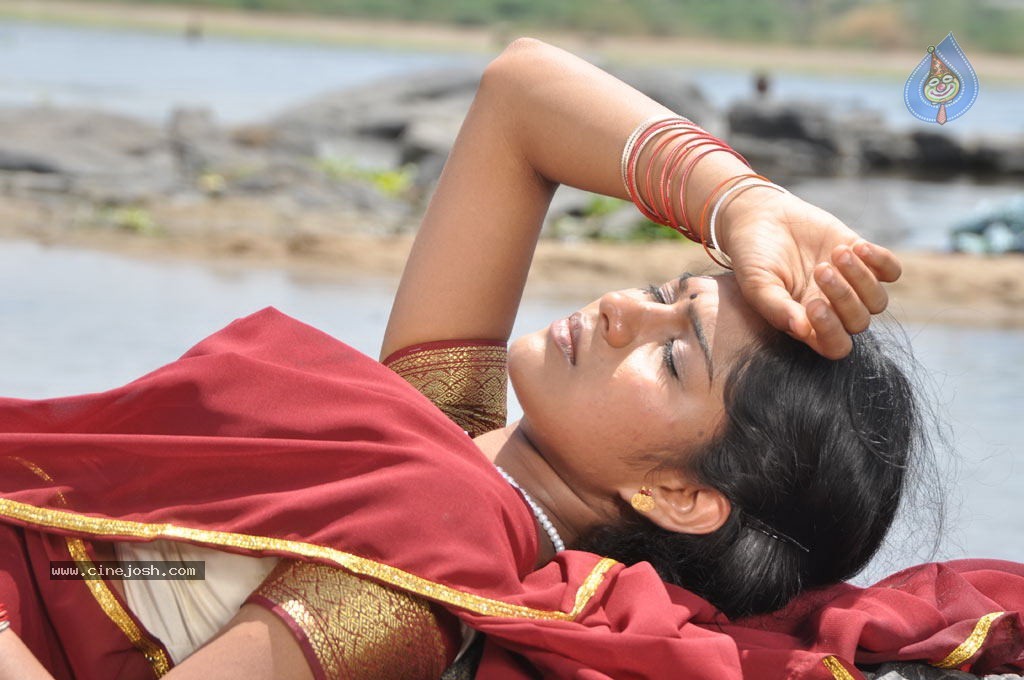 Sokkali Tamil Movie Hot Stills - 70 / 86 photos