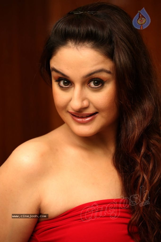 Sonia Agarwal Hot Gallery - 20 / 90 photos