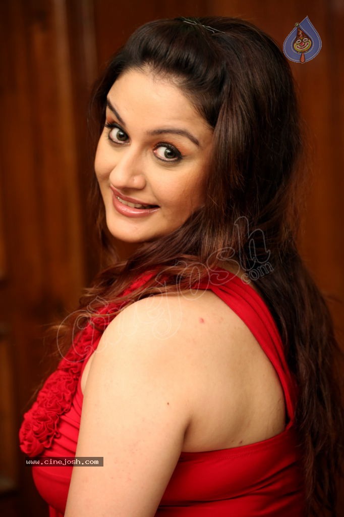 Sonia Agarwal Hot Gallery - 71 / 90 photos