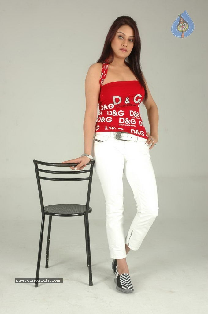 Sonia Agarwal Hot Photos - 54 / 78 photos