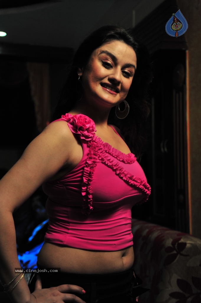 Sonia Agarwal Hot Pics - 14 / 58 photos