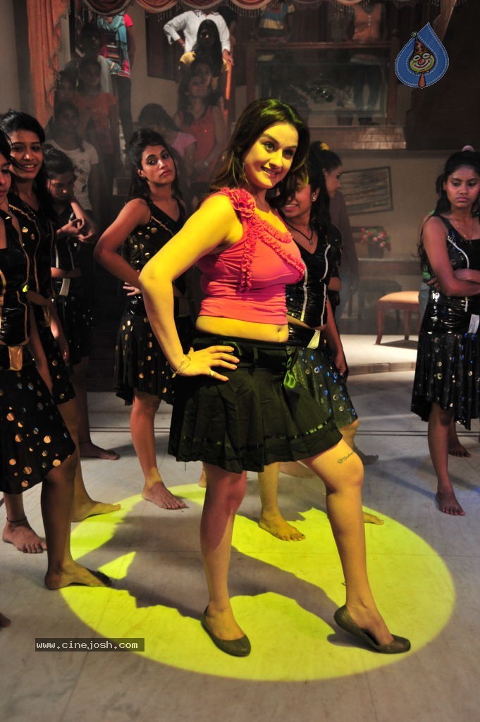 Sonia Agarwal Hot Pics - 20 / 58 photos