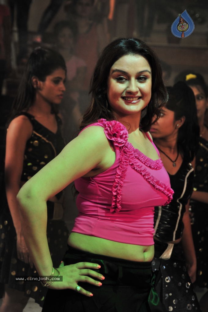 Sonia Agarwal Hot Pics - 42 / 58 photos