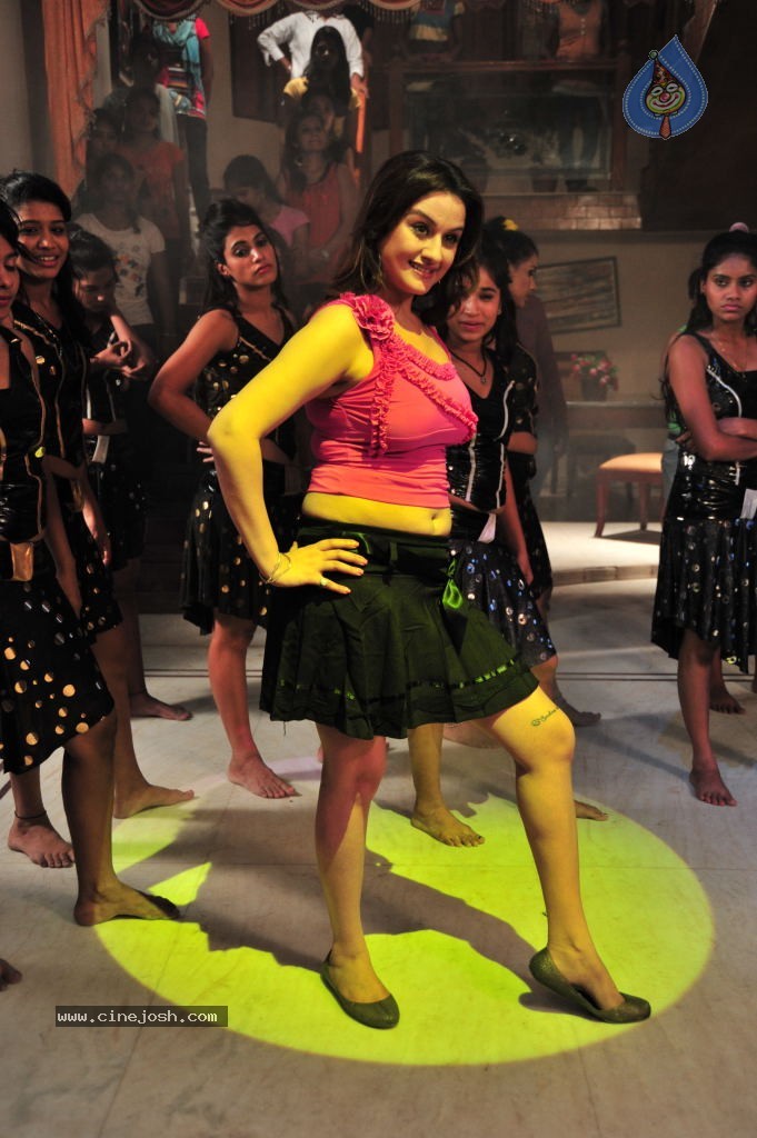 Sonia Agarwal Hot Pics - 49 / 58 photos