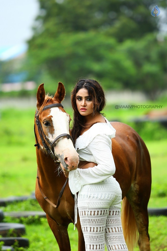 Sony Charishta Photoshoot - 24 / 27 photos