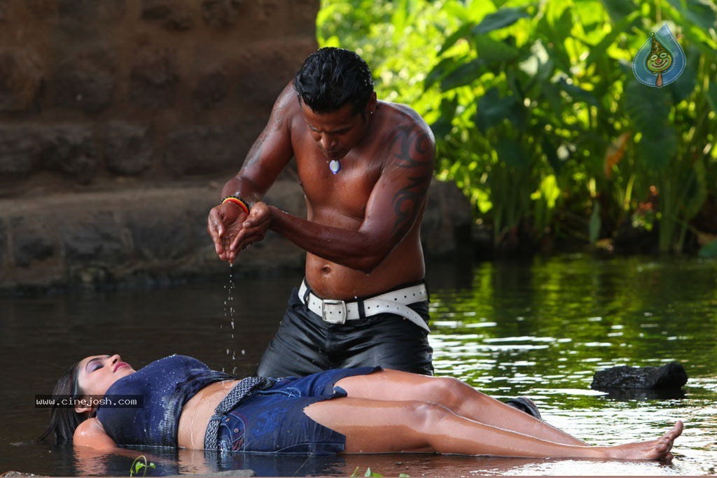 Sowdharya Tamil Movie Hot Stills - 19 / 92 photos