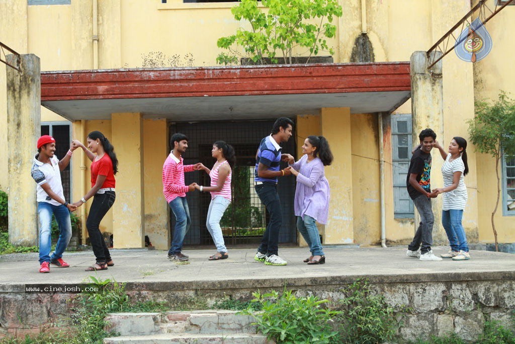 Sowdharya Tamil Movie Hot Stills - 28 / 92 photos