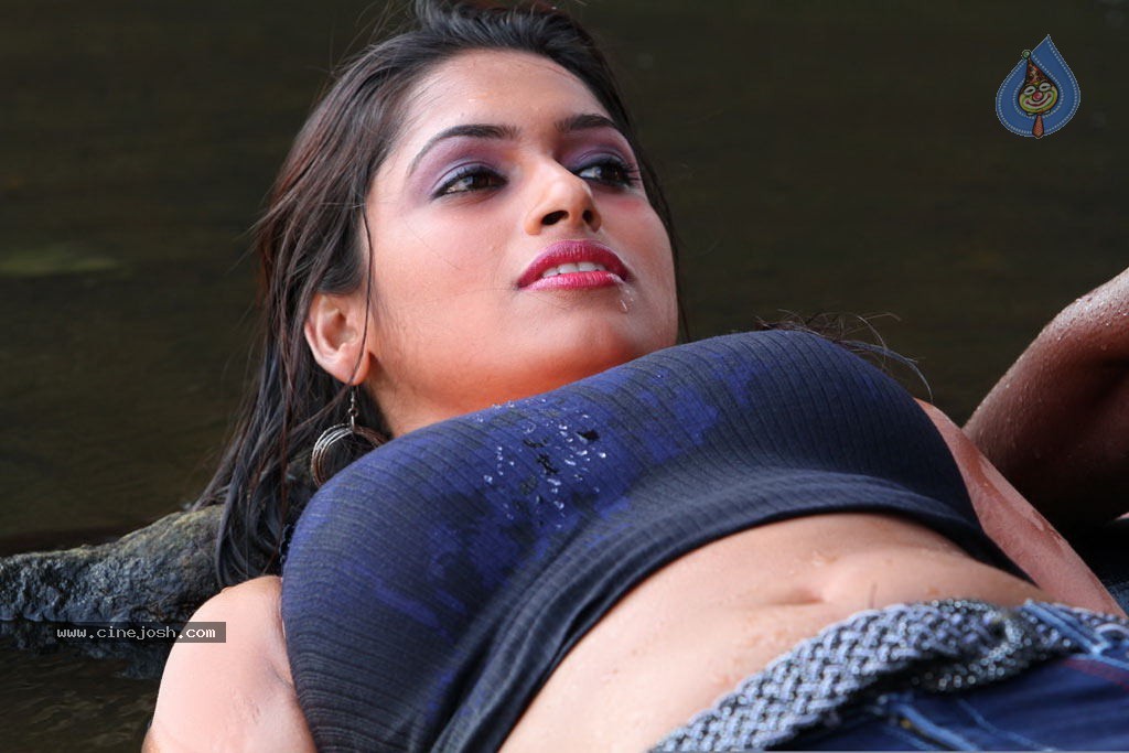 Sowdharya Tamil Movie Hot Stills - 75 / 92 photos