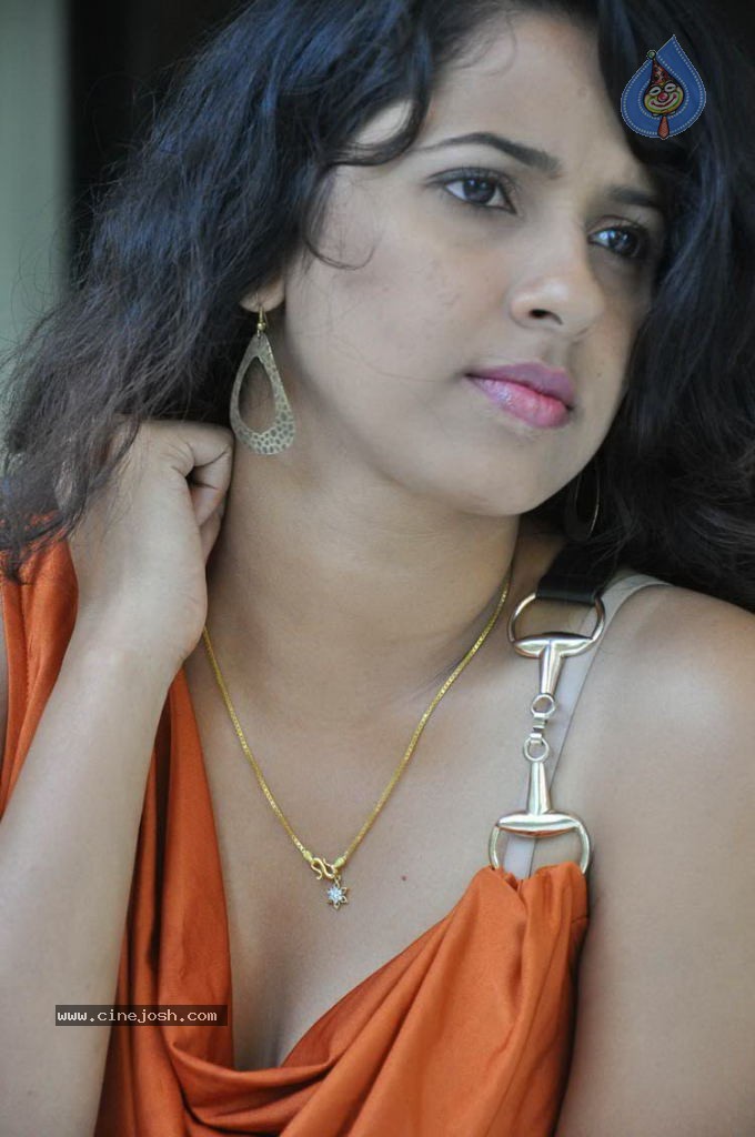 Sravya Reddy Hot Photos - 20 / 64 photos