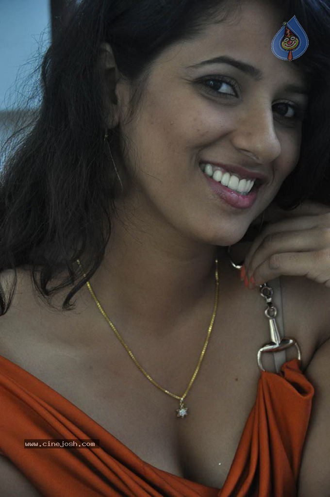 Sravya Reddy Hot Photos - 27 / 64 photos