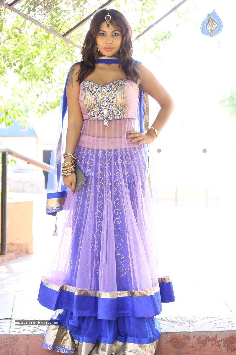 Sri Reddy Spicy Stills - 79 / 150 photos