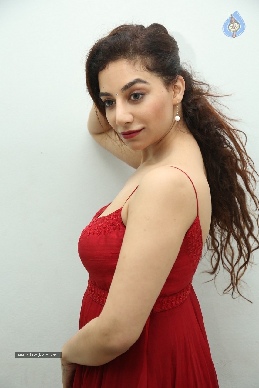 Surabhi Hot Stills - 15 / 78 photos