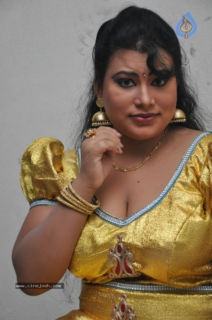 Sushmita Hot Photos - 14 / 30 photos