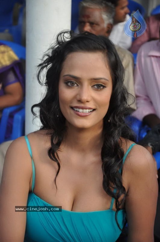 Susi Appadithan Tamil Movie Spicy Stills - 23 / 102 photos