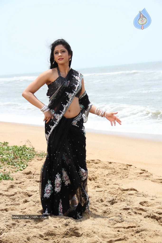 Sutta Pazham Sudatha Pazham Tamil Movie Hot Stills - 25 / 51 photos