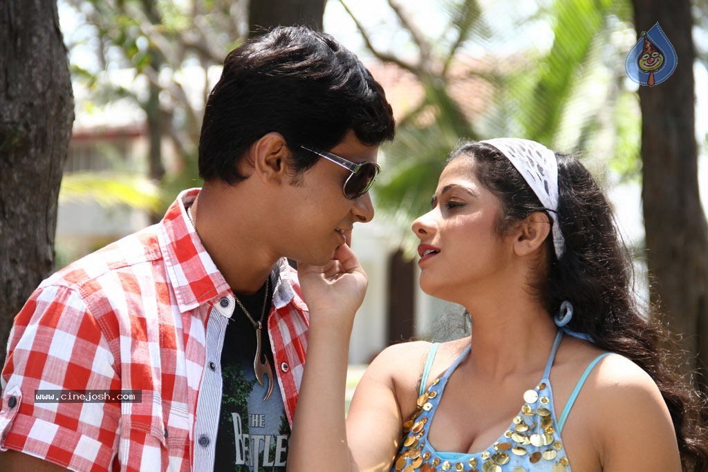 Sutta Pazham Sudatha Pazham Tamil Movie Hot Stills - 32 / 51 photos