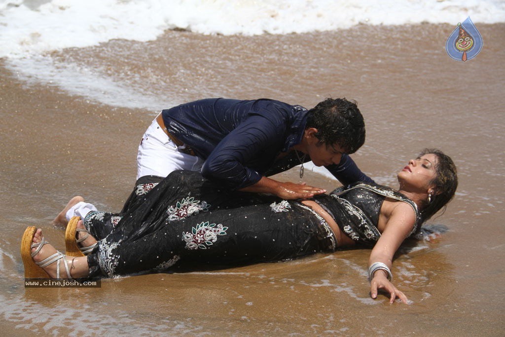Sutta Pazham Sudatha Pazham Tamil Movie Hot Stills - 49 / 51 photos
