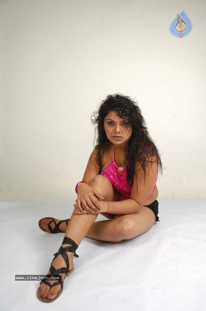 Swathika Latest Spicy Stills - 65 / 88 photos