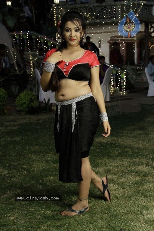 Swetha Basu Prasad Spicy Gallery - 29 / 132 photos