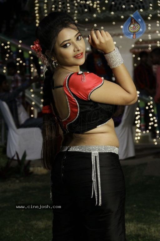 Swetha Basu Prasad Spicy Gallery - 30 / 132 photos