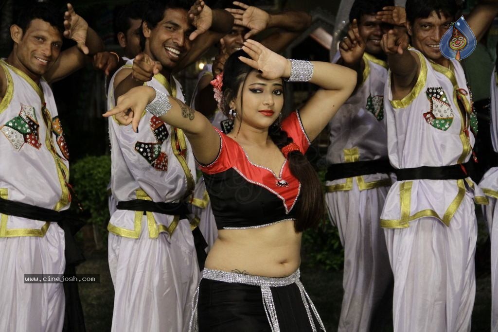 Swetha Basu Prasad Spicy Gallery - 73 / 132 photos