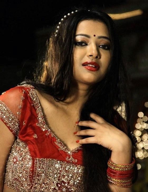 Swetha Basu Prasad Spicy Stills - 19 / 25 photos