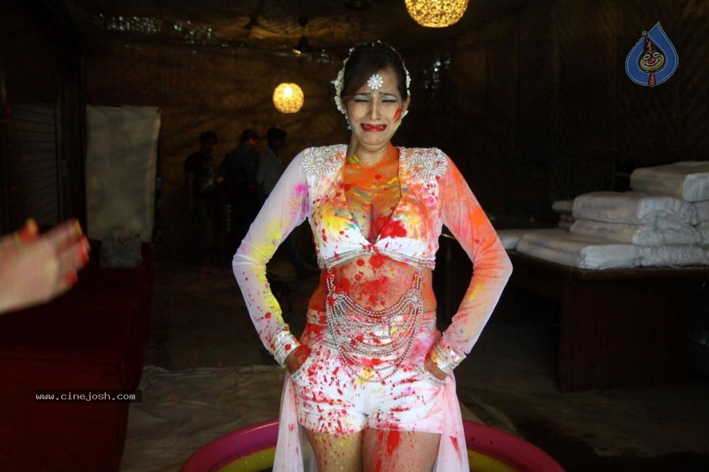 Tanisha Singh Holi Celebrations - 13 / 21 photos