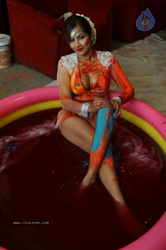 Tanisha Singh Holi Celebrations - 20 / 21 photos