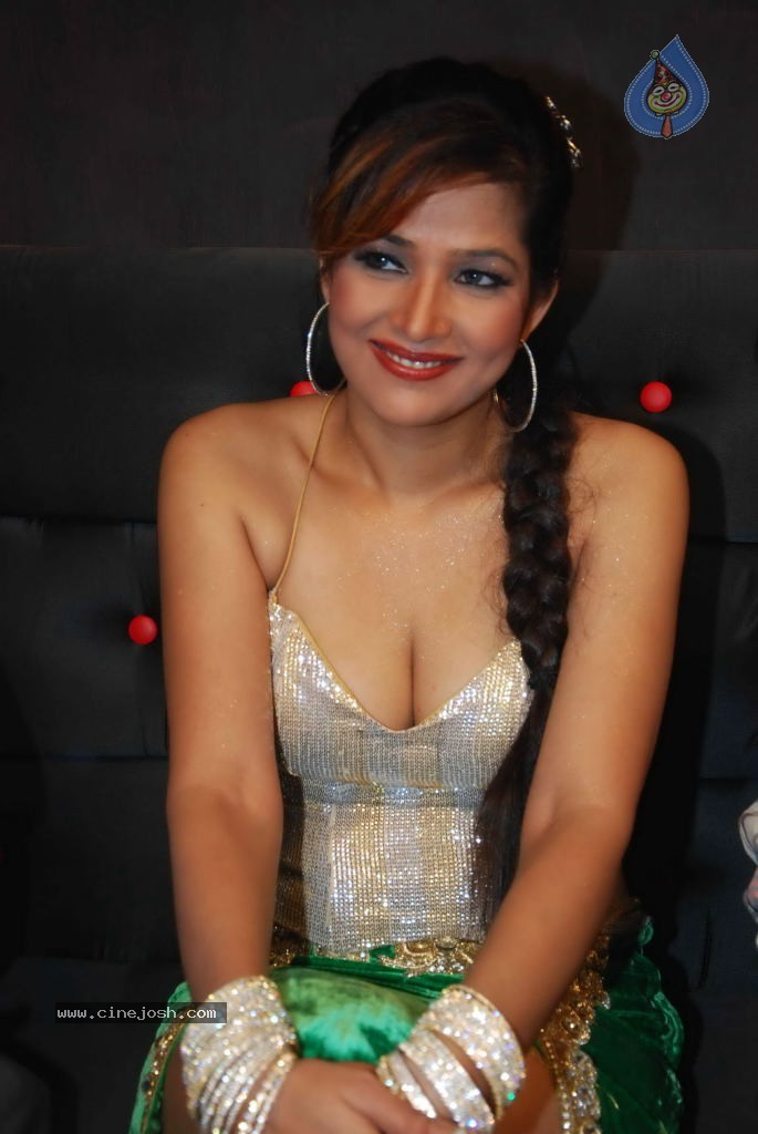 Tanisha Singh Spicy Stills - 22 / 37 photos
