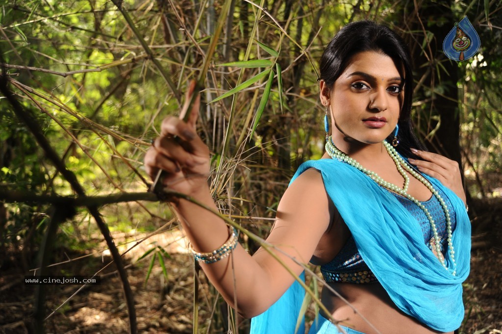 Tashu Kaushik Hot Photos - 40 / 43 photos