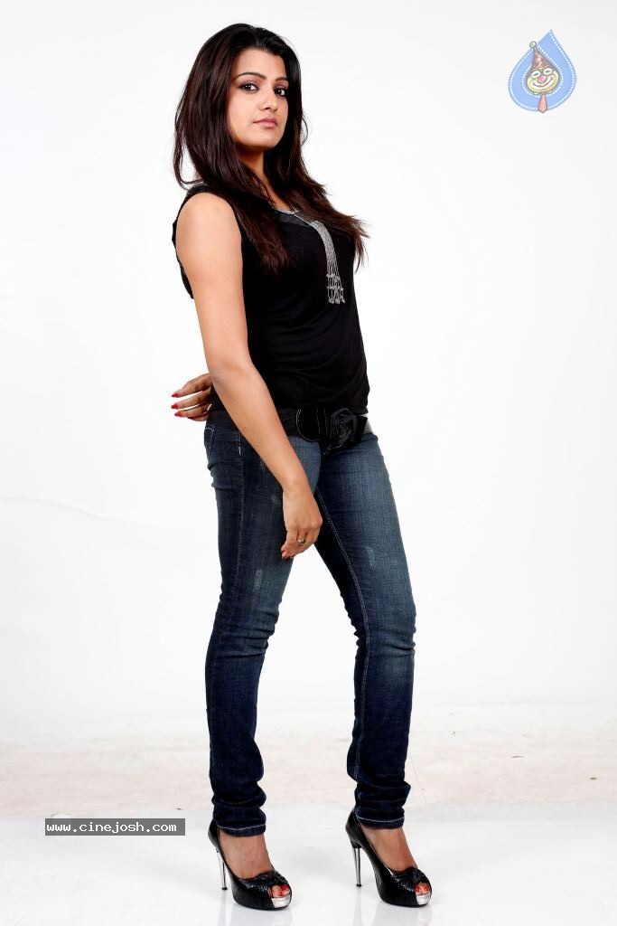 Tashu Kaushik Hot Stills - 32 / 65 photos
