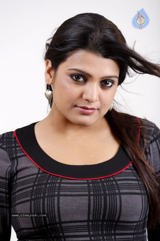 Tashu Kaushik Hot Stills - 12 / 52 photos