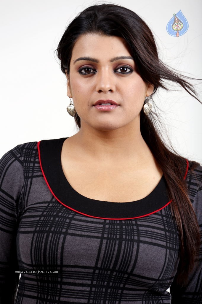 Tashu Kaushik Hot Stills - 19 / 52 photos
