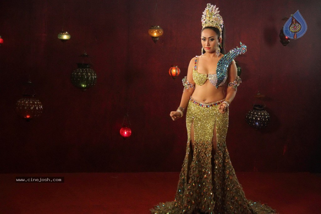 Thai Singer Ann Mitchai Hot Stills - 8 / 39 photos