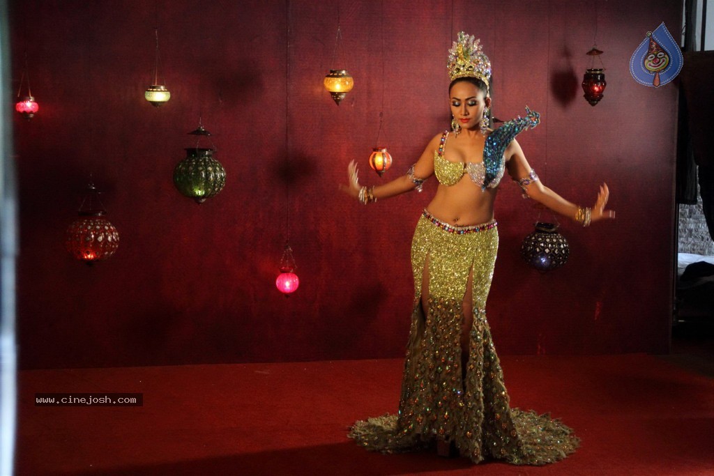 Thai Singer Ann Mitchai Hot Stills - 25 / 39 photos