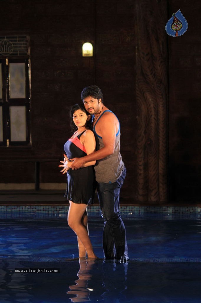 Thoda Adra Sakka Tamil Movie Hot Stills - 6 / 32 photos
