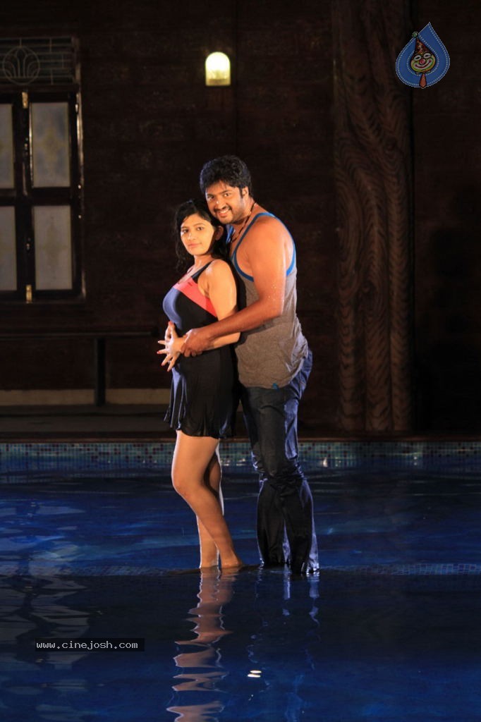 Thoda Adra Sakka Tamil Movie Hot Stills - 14 / 32 photos