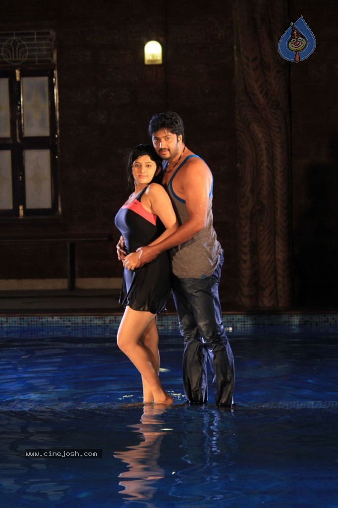 Thoda Adra Sakka Tamil Movie Hot Stills - 20 / 32 photos