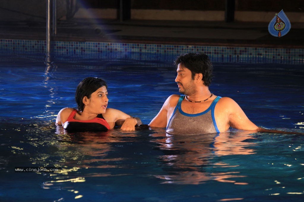 Thoda Adra Sakka Tamil Movie Hot Stills - 27 / 32 photos
