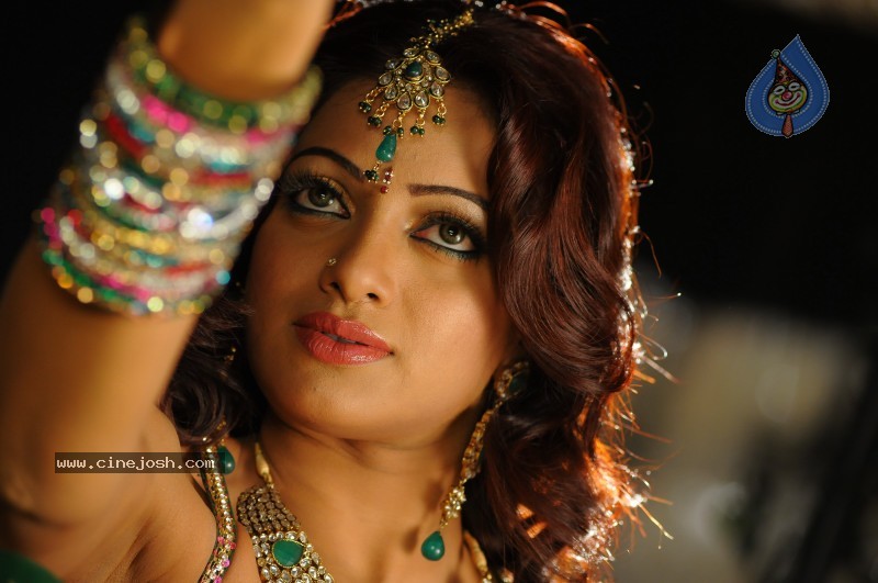 Udaya Bhanu Hot & Spicy Pics - 66 / 119 photos