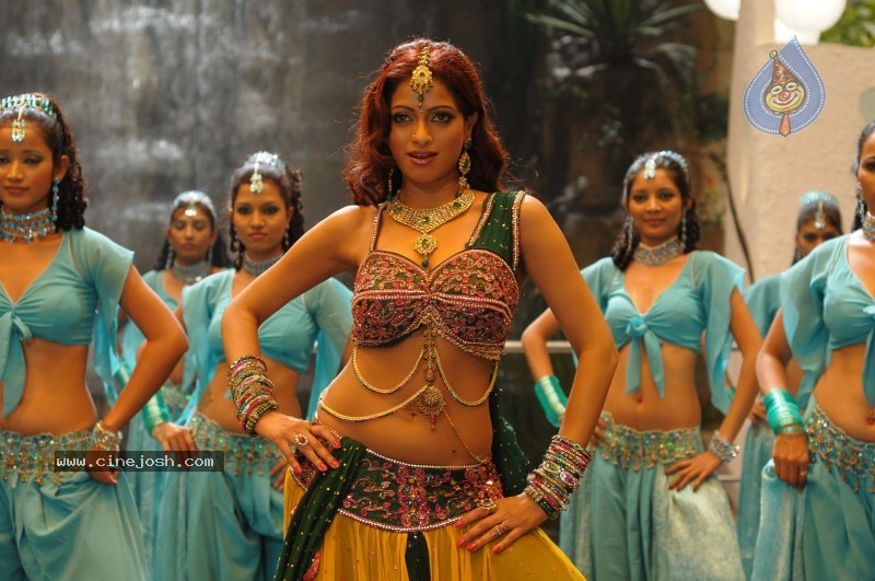 Udaya Bhanu Hot & Spicy Pics - 67 / 119 photos