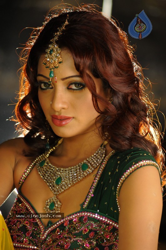 Udaya Bhanu Hot & Spicy Pics - 70 / 119 photos