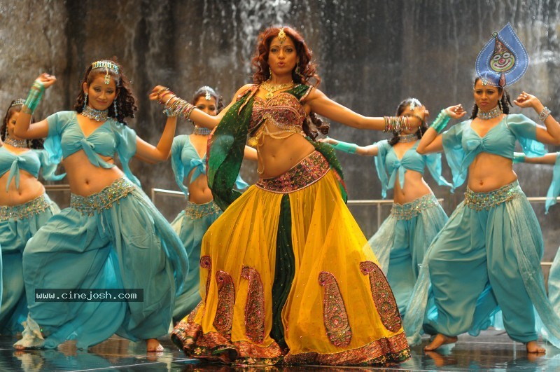 Udaya Bhanu Hot & Spicy Pics - 74 / 119 photos