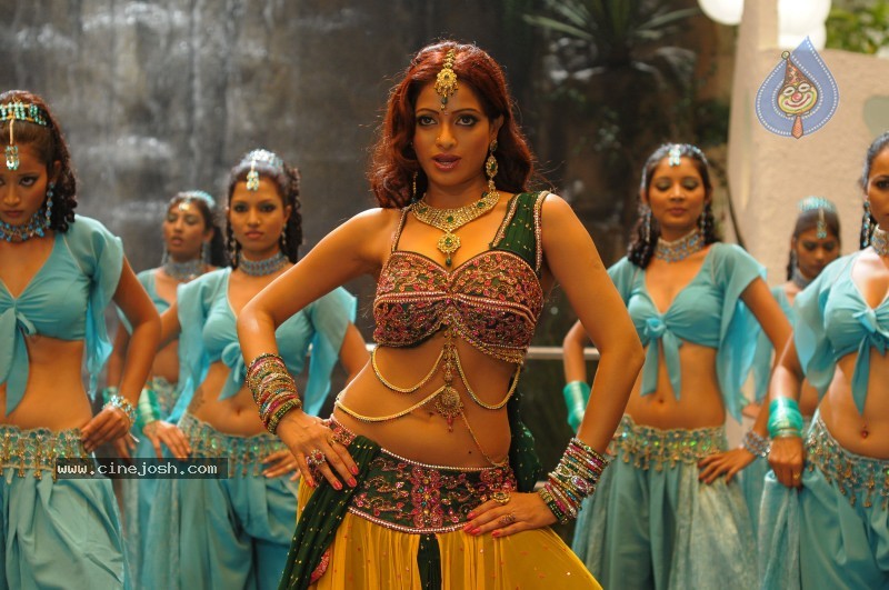 Udaya Bhanu Hot & Spicy Pics - 75 / 119 photos