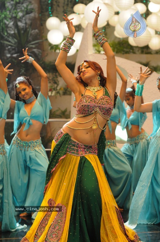 Udaya Bhanu Hot & Spicy Pics - 76 / 119 photos
