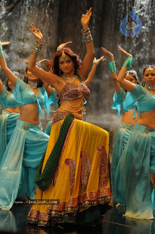 Udaya Bhanu Hot & Spicy Pics - 84 / 119 photos
