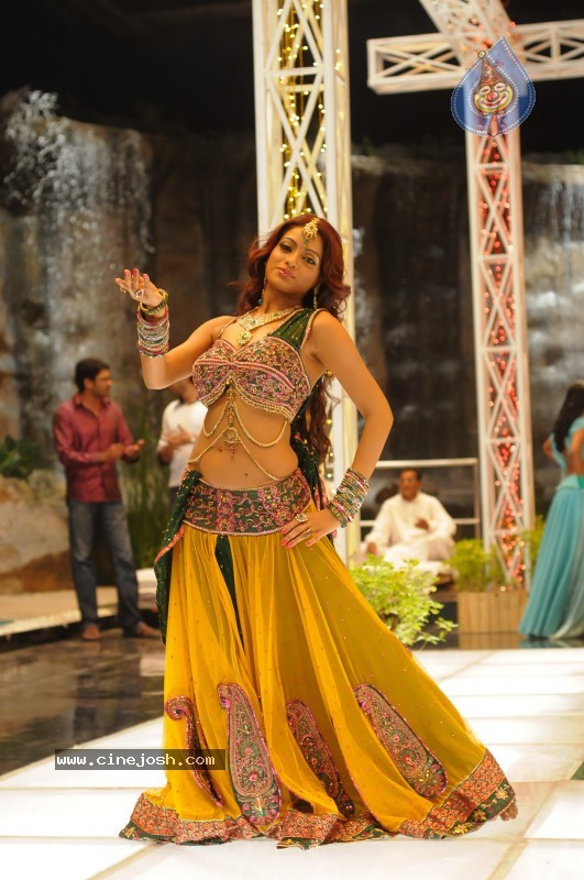Udaya Bhanu Hot & Spicy Pics - 117 / 119 photos
