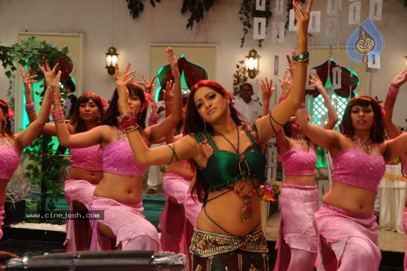 Udaya Bhanu Hot & Spicy Pics in Leader - 12 / 74 photos