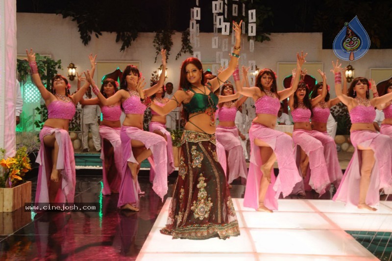 Udaya Bhanu Hot & Spicy Pics in Leader - 18 / 74 photos